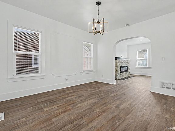 4th image of 15357 Rutherford St