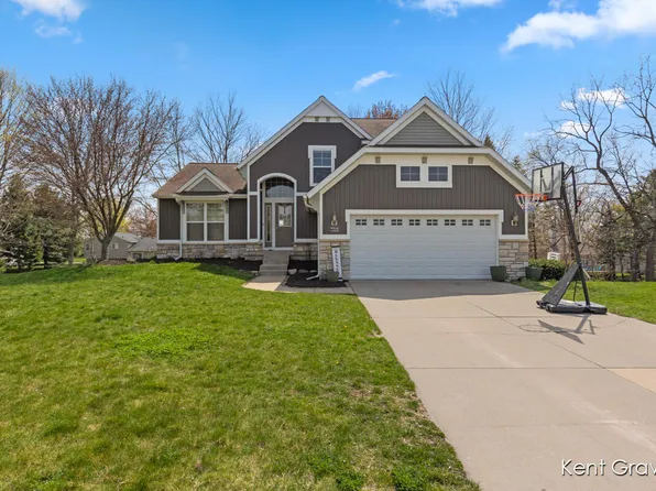 7223 Old Mission Dr NE, Rockford, MI 49341