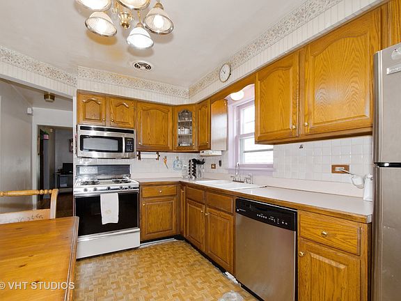3rd image of 4715 N Oconto Ave