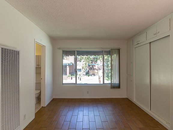 3rd image of 406 Oak St Unit 4