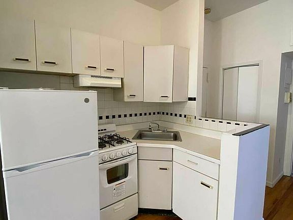 5th image of 245 E 62nd St #5A