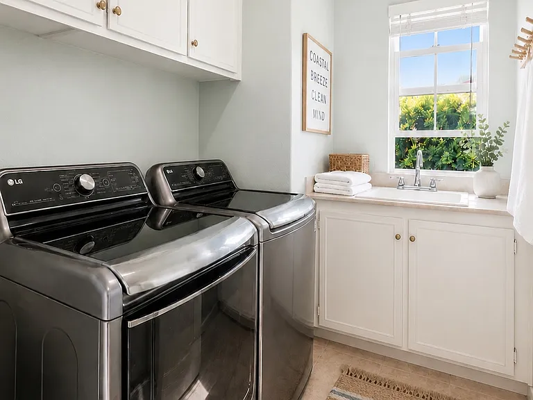 Upstairs laundry room - laundry machines included.