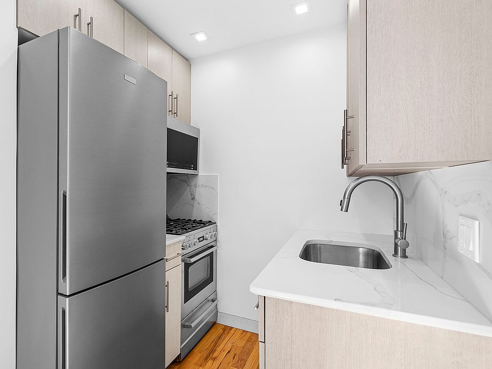 1st image of 400 Putnam Ave #2