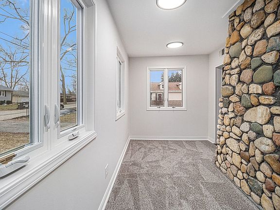 4th image of 1104 Hillcrest Ave
