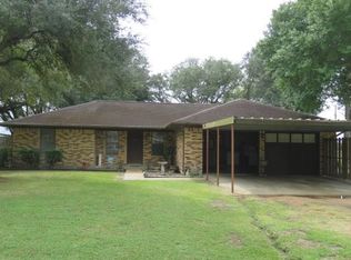 671 Meadowbrook Dr, El Campo, TX 77437