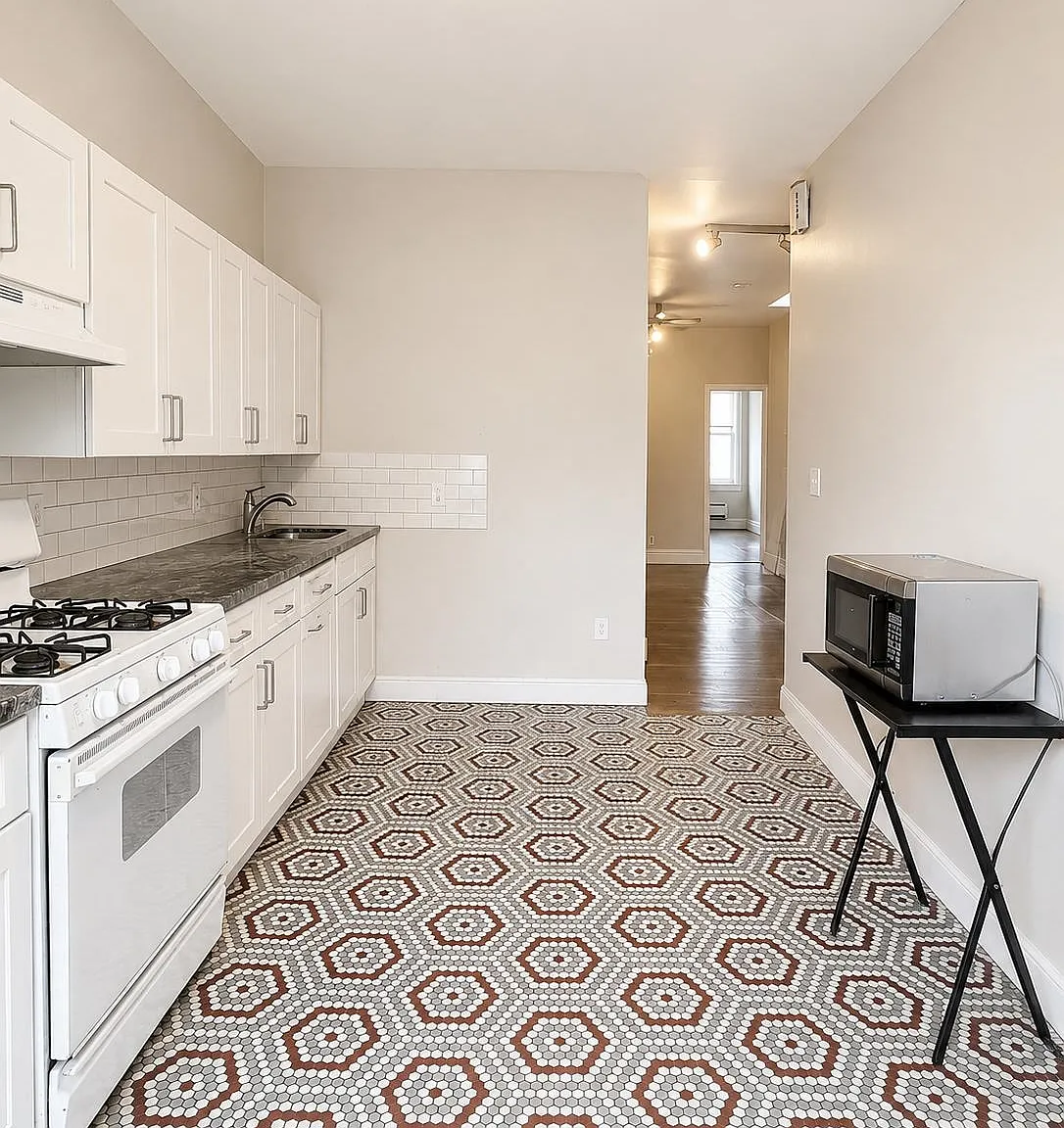 14 Wallis — Photo 4