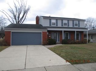 871 Blairmoor Ct, Grosse Pointe Woods, MI 48236