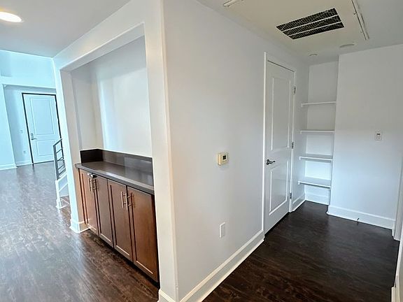 4th image of 4112 Whitsett Ave Unit 305