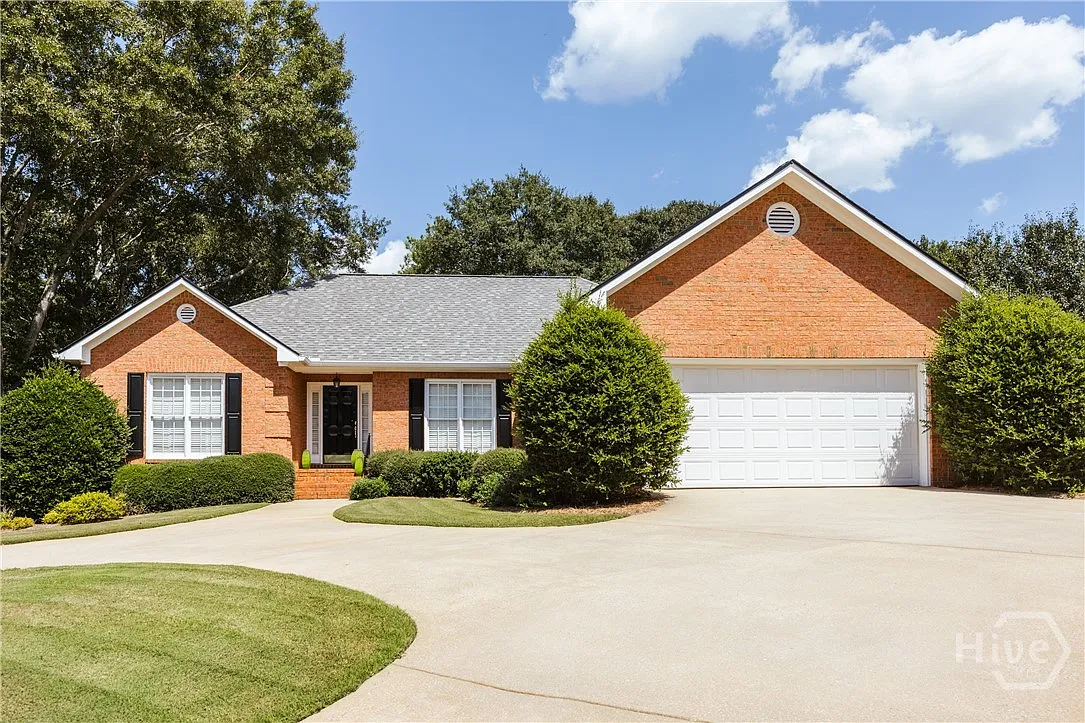 3 bed, 2.0 bath, 1819 sqft, $3,000 — Photo 1