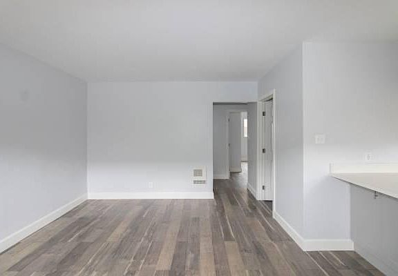 5th image of 925 E 5th St APT 6