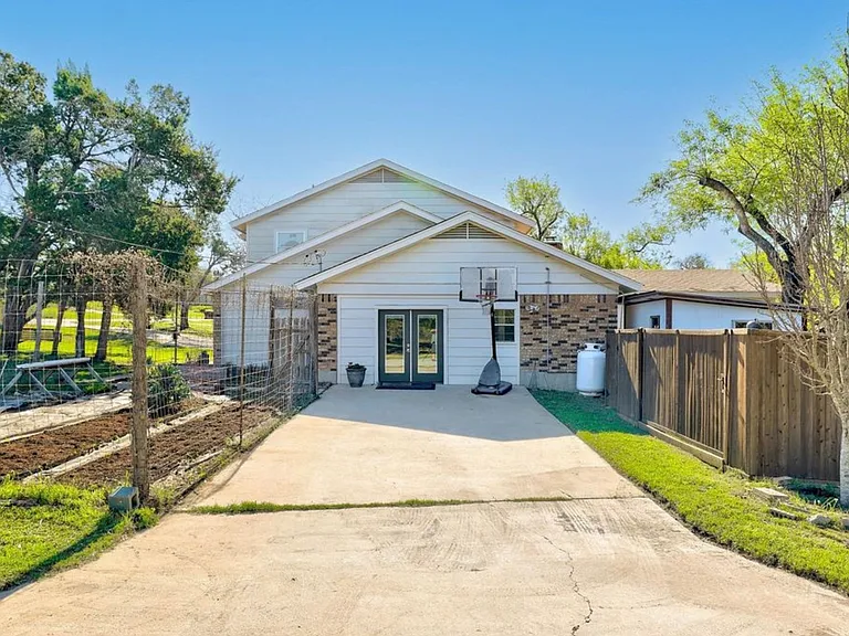 8207 Espanola Trl — Photo 3
