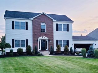 2 Greenboro Ct, East Amherst, NY 14051