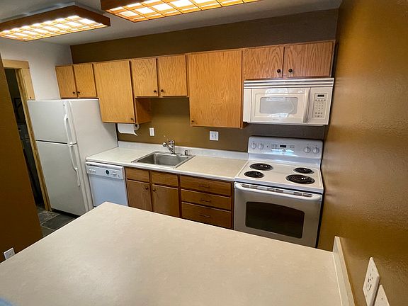 3rd image of 1335 Sparta Plaza Walton Village Condo Rdg #8