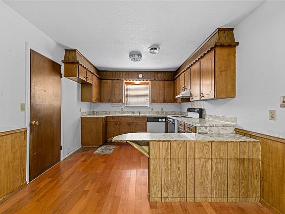 3rd image of 105 SE 14th St