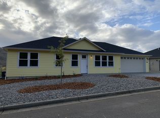 640 N View Dr, Winchester, OR 97495