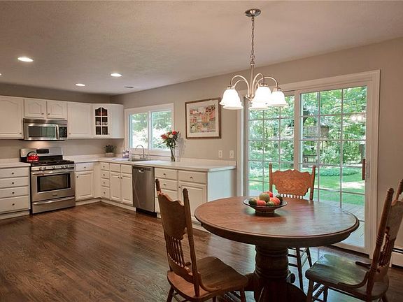 5th image of 85 Carriage Stone Dr