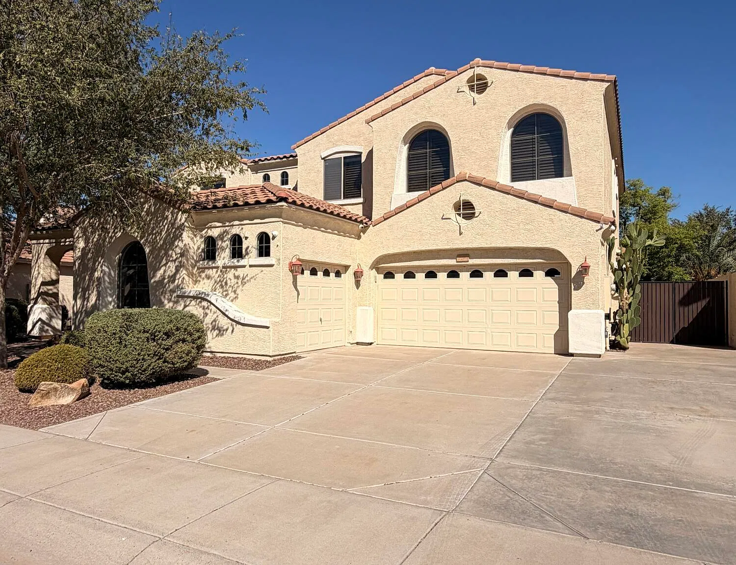 6 bed, 3.5 bath, 4081 sqft, $4,500 — Photo 2