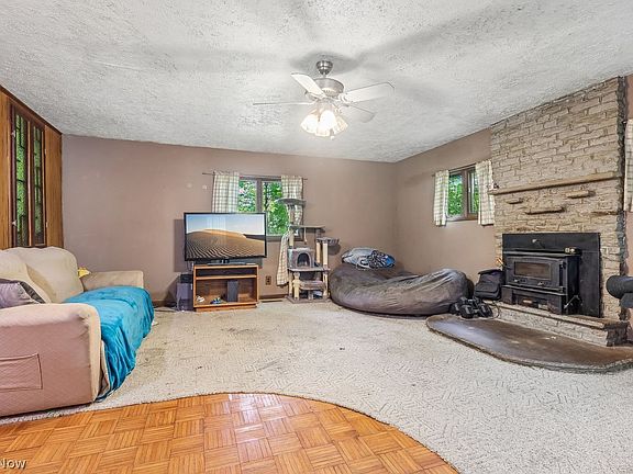 3rd image of 2492 Summit Rd