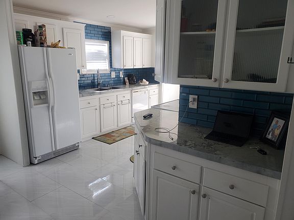 3rd image of 2610 E Marina Dr
