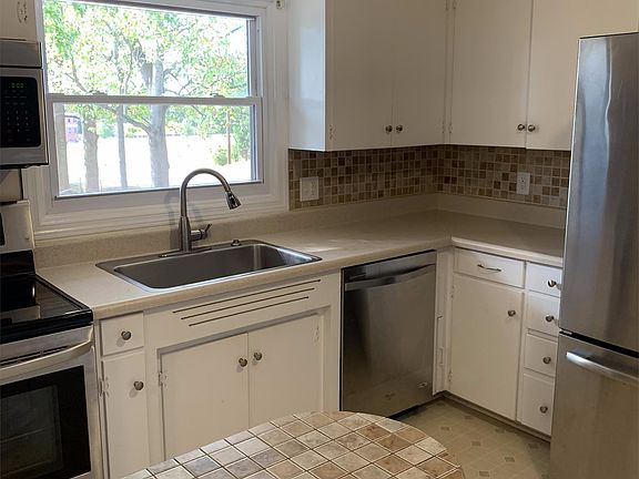 3rd image of 921 Sanhill Dr