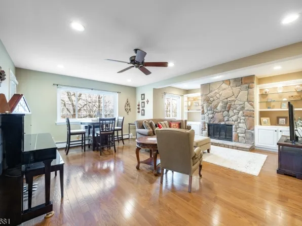 21D Foxwood Dr, Morris Plains, NJ 07950