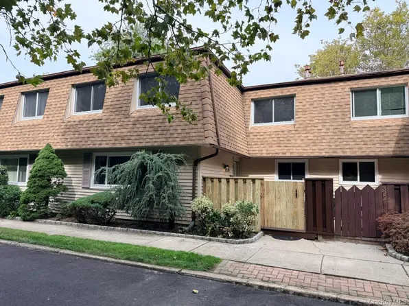 316 Feller Dr, Central Islip, NY 11722