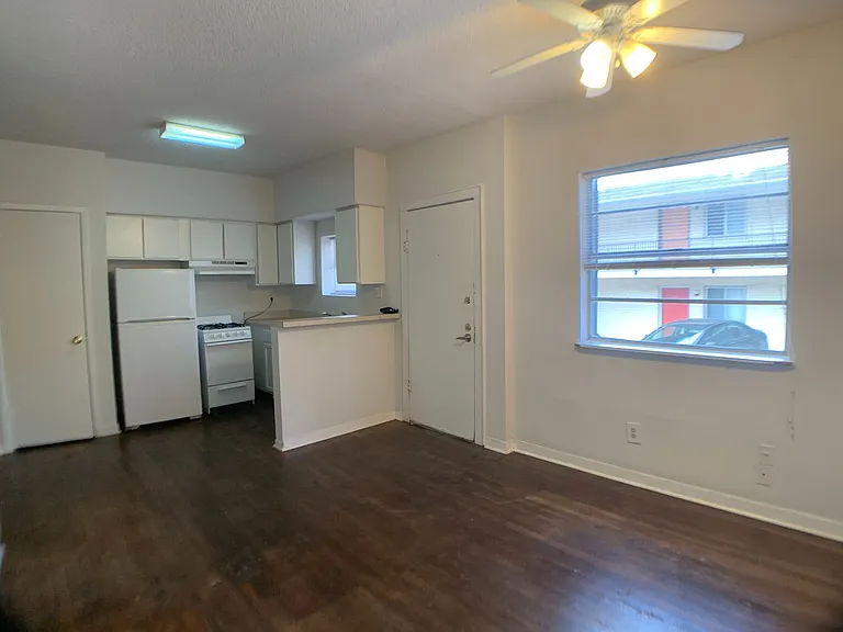 502/504 Elmwood Studios — Photo 10
