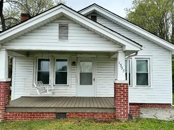 1395 E Pine St, Mount Airy, NC 27030