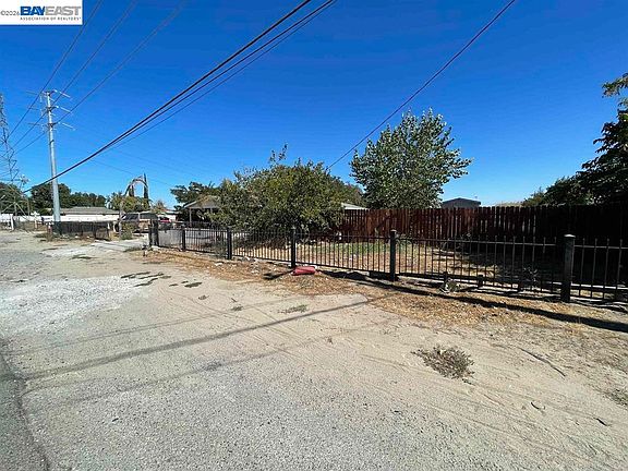 3rd image of 580 S Airport Way