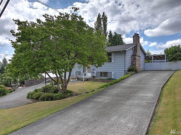 If you've got an RV, this is the spot for you with TWO long drives on either side of the home! For the commuter, enjoy a 30 minute trip to either downtown Seattle or Bellevue. Ideally located with access to freeways, mass transit, airport, dining, retail and business hubs!