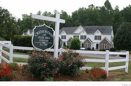 Located in Creekwood Tiwnhomes 