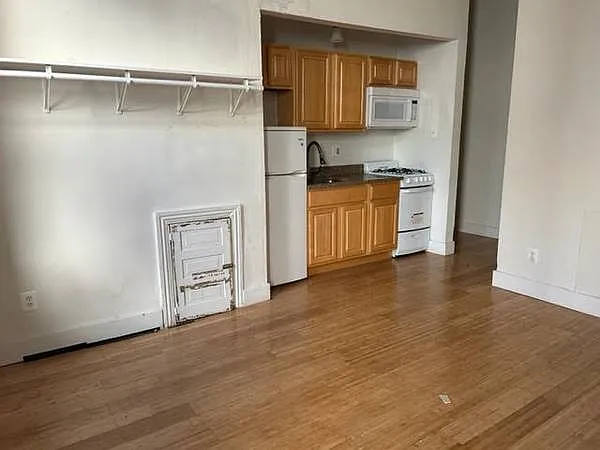 Studio, $990 — Photo 3