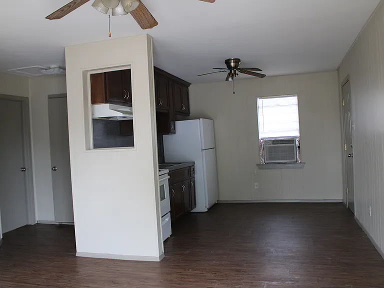 803 W Lee St — Photo 6