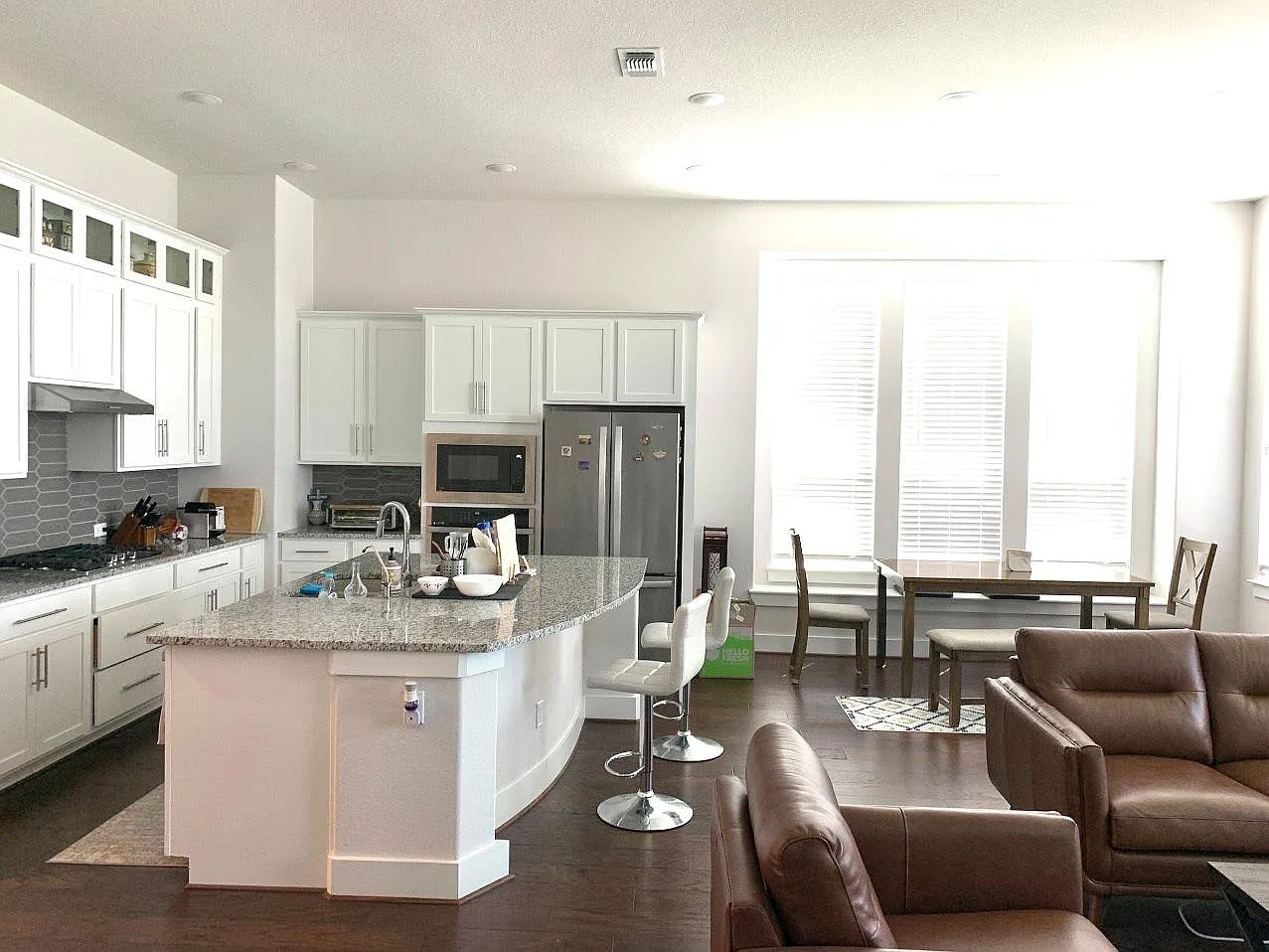 4 bed, 3.0 bath, 2309 sqft, $2,700 — Photo 2