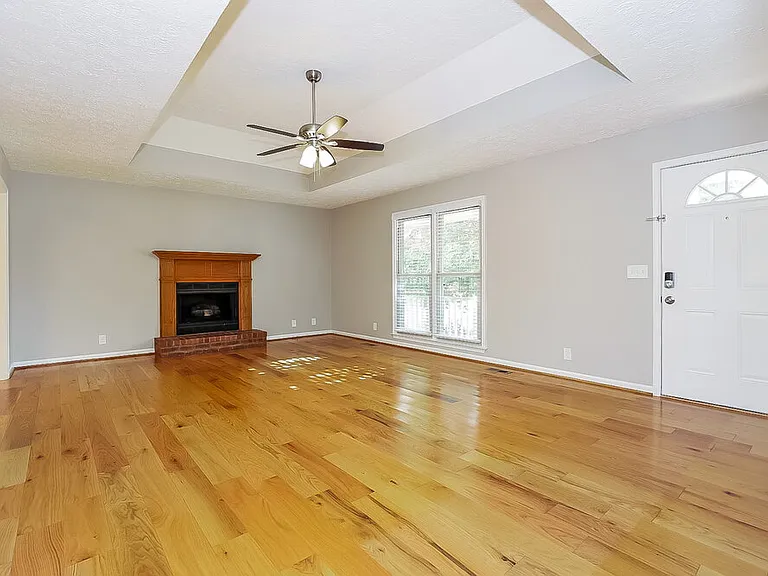 225 Richmond Dr — Photo 3