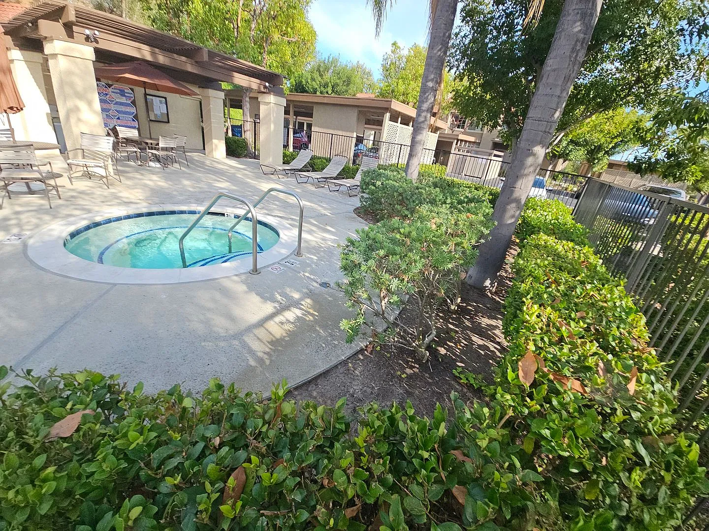 Wonderful 2 Bedroom 2 Bathroom Upper Level End Unit — Photo 4