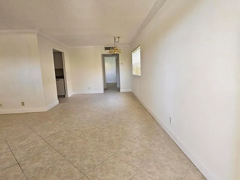 211 E Saxony Ln #211 — Photo 3