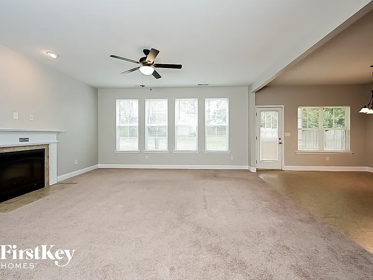 921 Piedmont Dr — Photo 2
