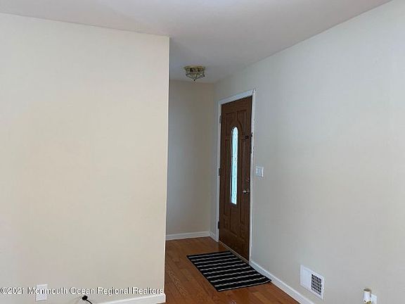 4th image of 229 Maine St