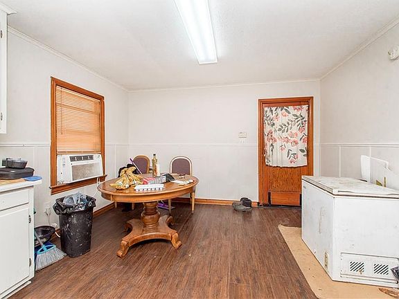 3rd image of 1304 N Cherry St