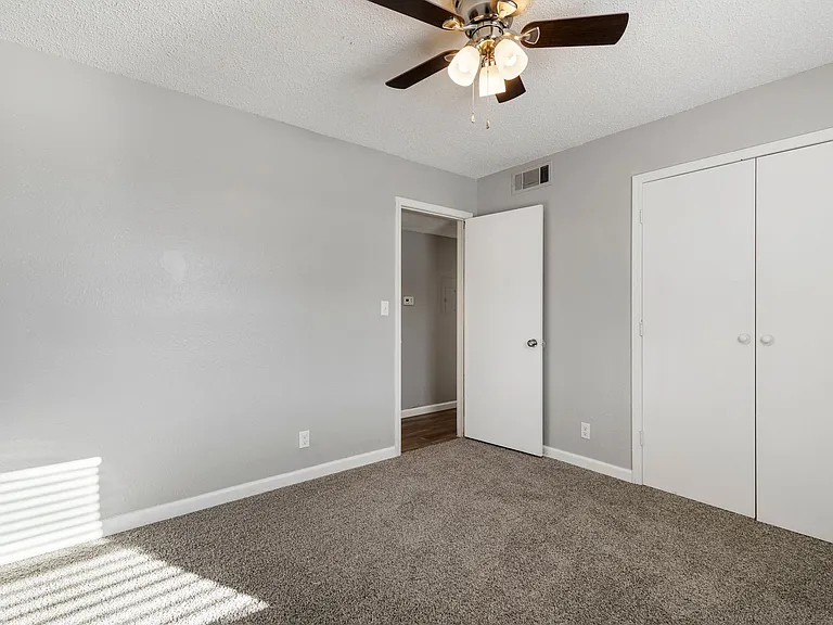 Crossroads Villa Apartments — Photo 26