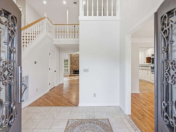 3rd image of 113 Warwick Way SE