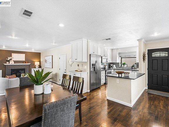 3rd image of 586 Colusa Way