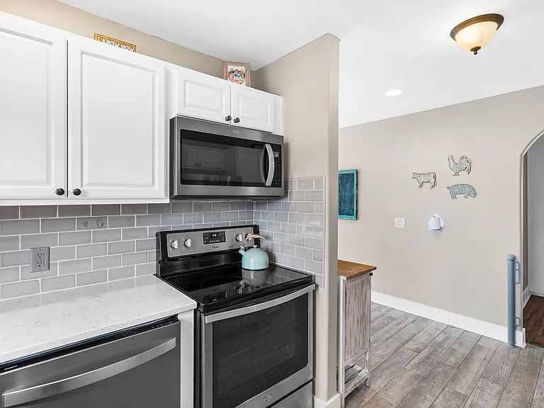 305 Lake Dr — Photo 10