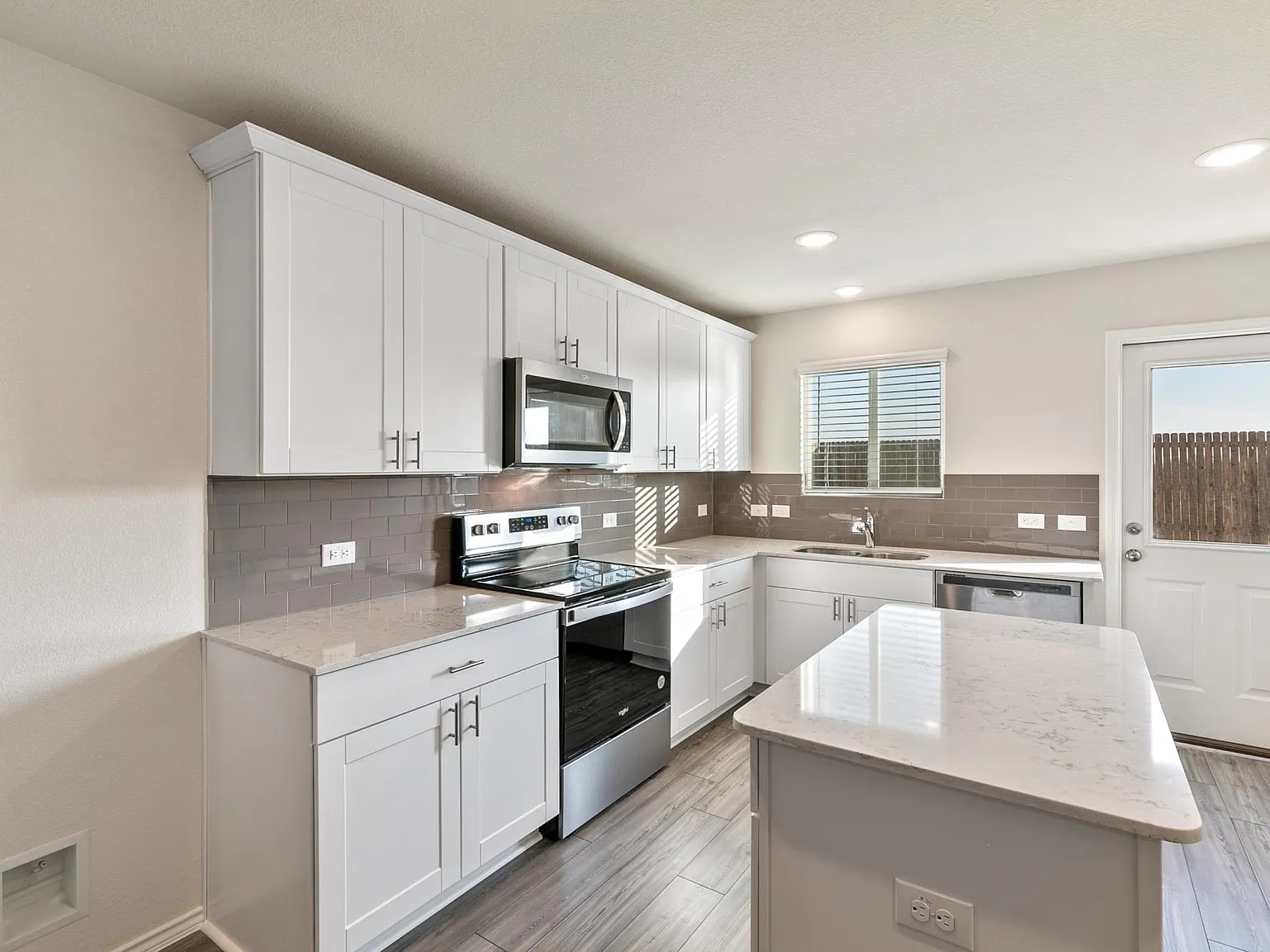 3 bed, 1441 sqft, $2,100 — Photo 3