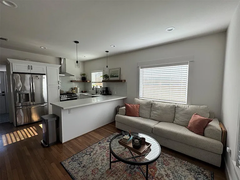 1033 Adele St — Photo 4