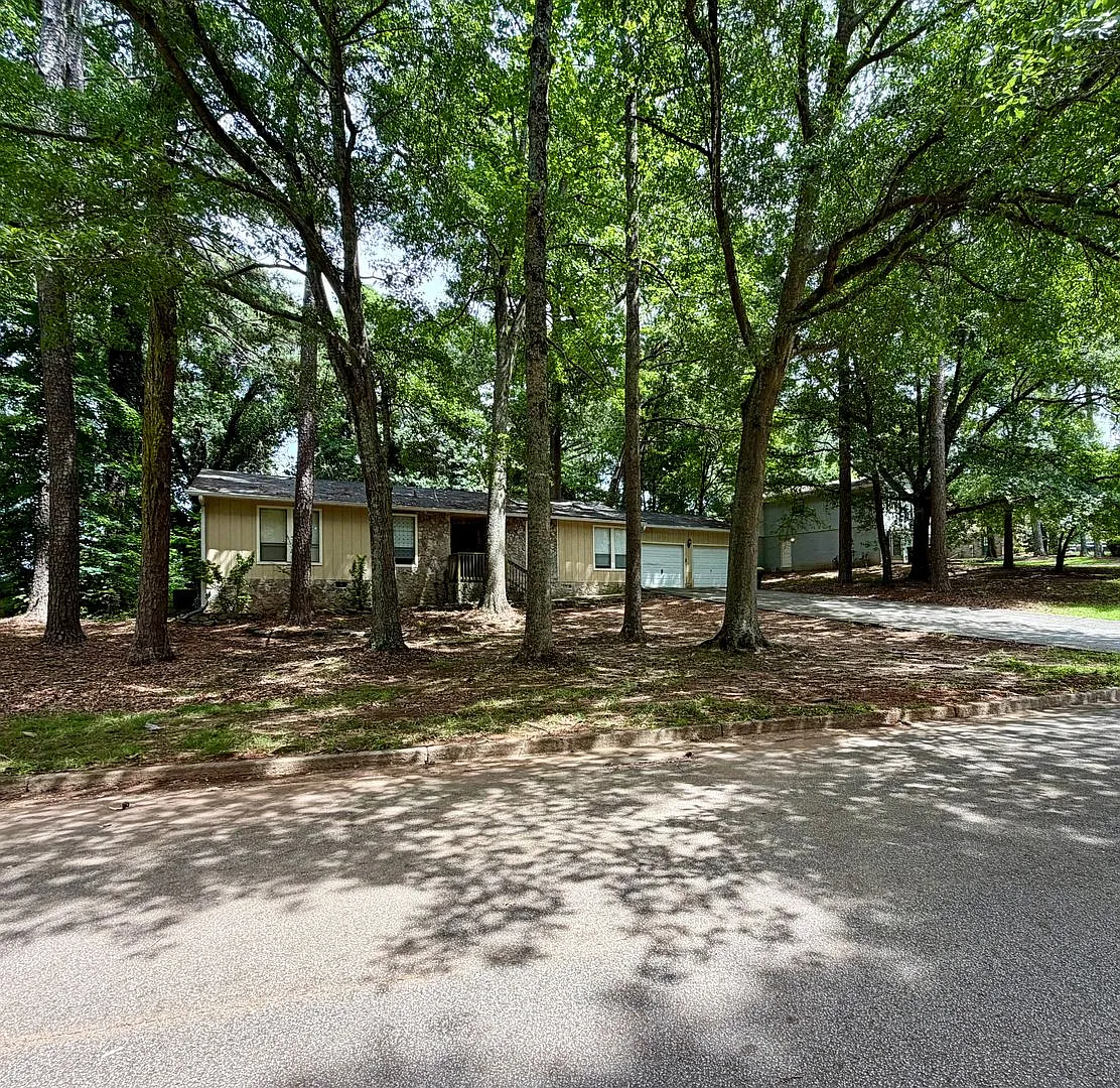 Beautiful 3-Bedroom, 2-Bath Ranch with Spacious Kitchen & Private Backyard — Photo 2
