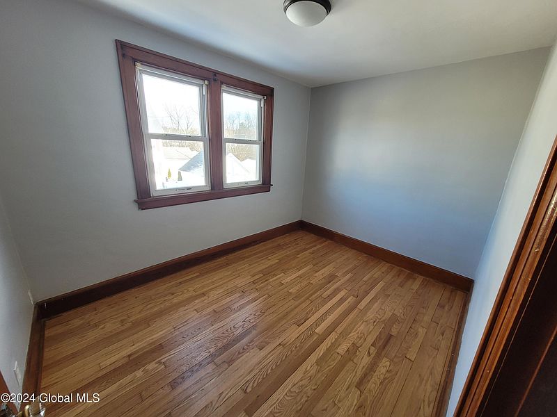 4th image of 40 Mathias Avenue