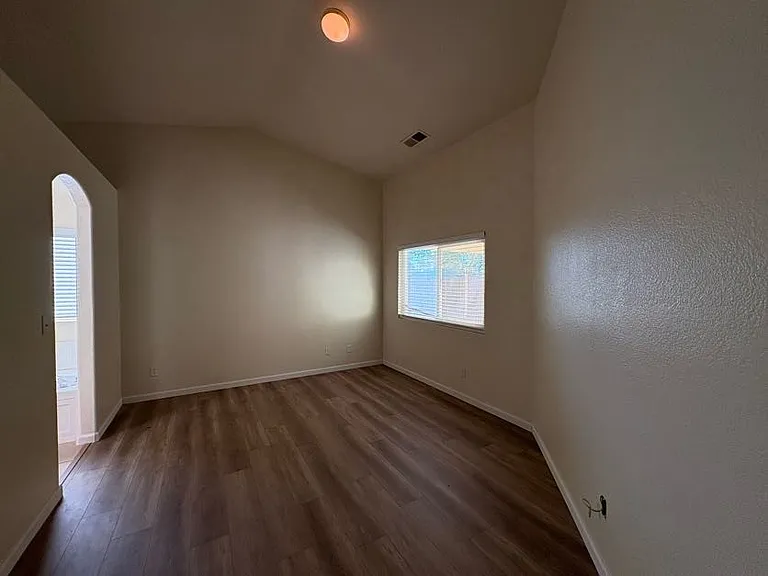 2443 N Shoemaker Ave — Photo 9