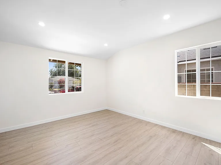 6607 Riverton Ave — Photo 22